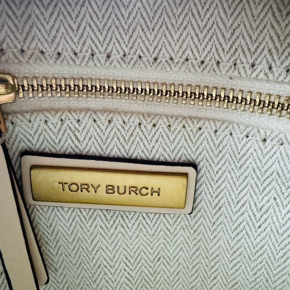 Tory Burch Kira Cream Quilted Zip Top Camera Bag. - Picture 5 of 10